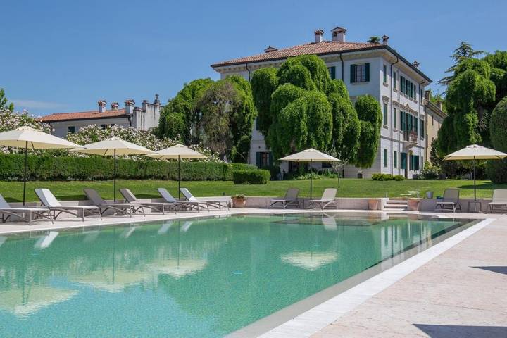 Location de vacances pour 4 personnes, avec vue ainsi que piscine et jardin à Colognola ai Colli