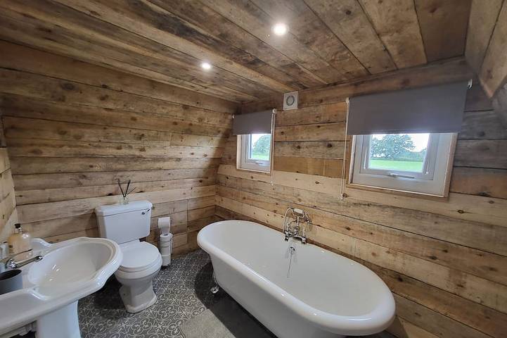 Cherry Blossom - Cosy Cabin in the Countryside with Hot Tub in Hinckley and Bosworth, Heart of England