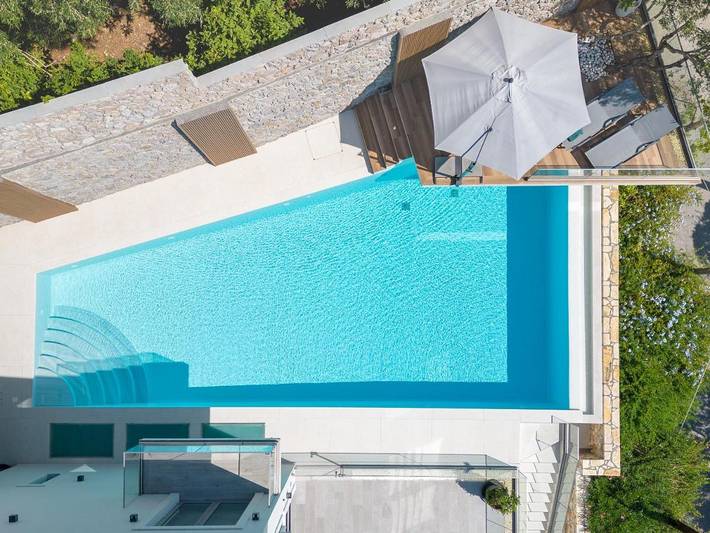 Διαμερίσματα διακοπών για 4 άτομα, με ταράτσα και θέα καθώς και πισίνα στη Λίμνη (Κέρκυρα)
