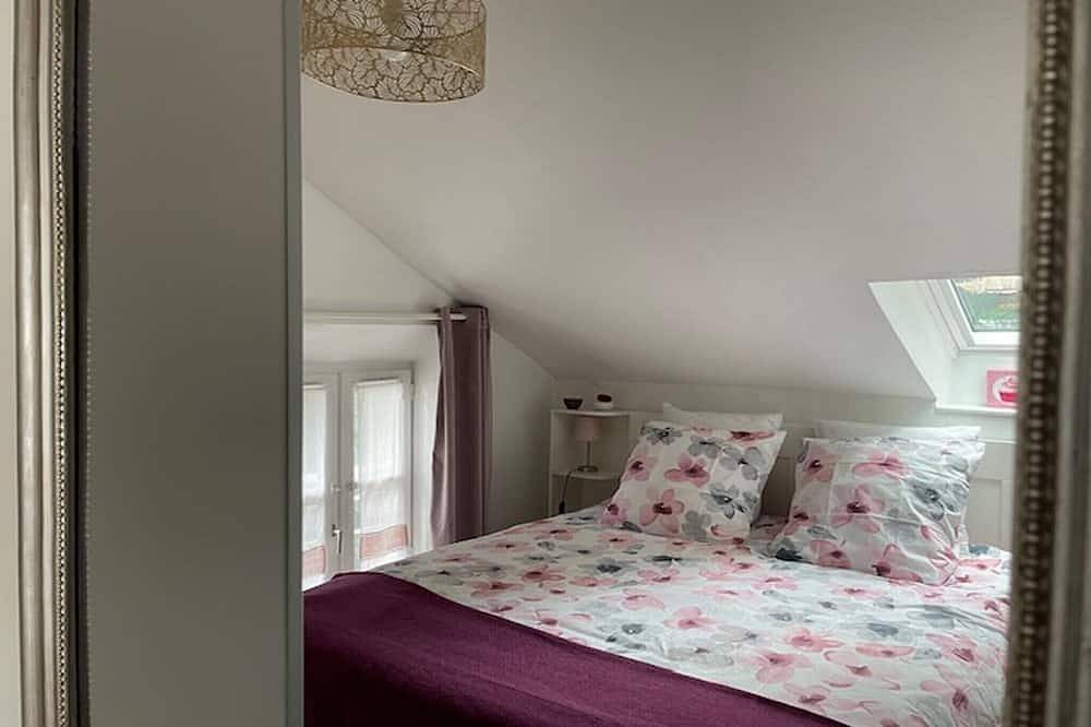 Entire apartment, Cottage in Central Bayeux in Bayeux, Bayeux region