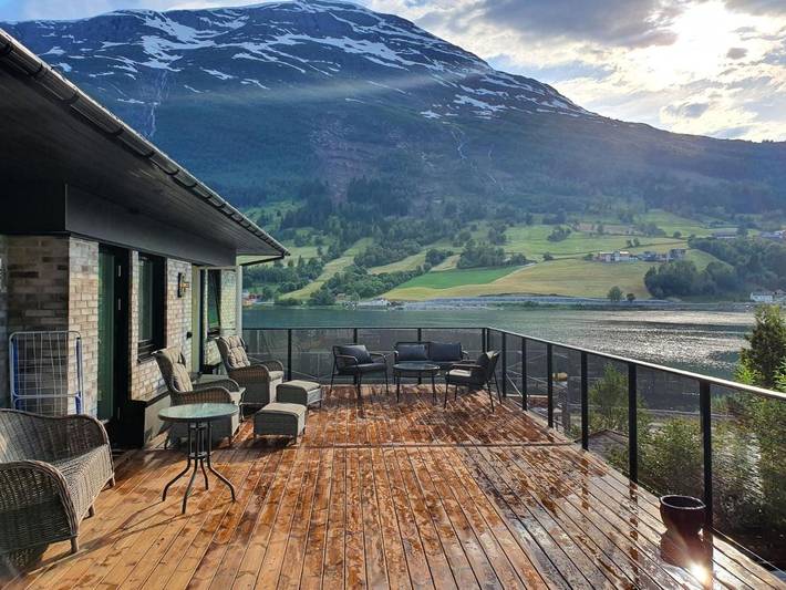 Ferieleilighet for 6 personer, Balkong og Terrasse i tillegg til Jacuzzi og Hage i Olden