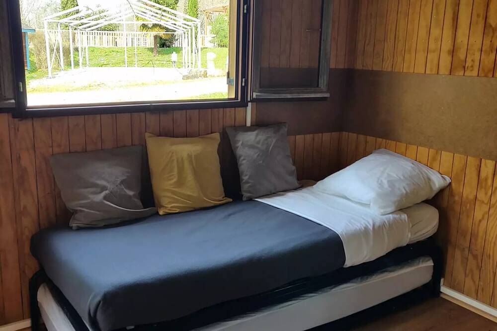 Chalet Malin 13m² - 1 chambre avec toilettes- douche aux sanitaires du camping - 4 personnes in Navarrenx, Béarn