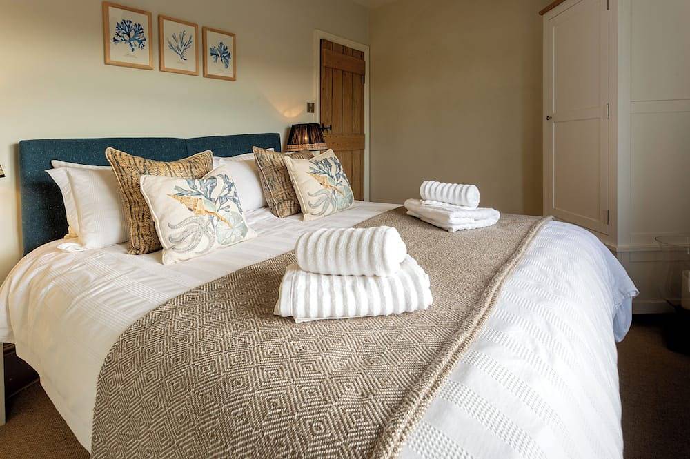 Highly appointed pet & family friendly cottage with private parking & garden. in Hinderwell, North York Moors National Park