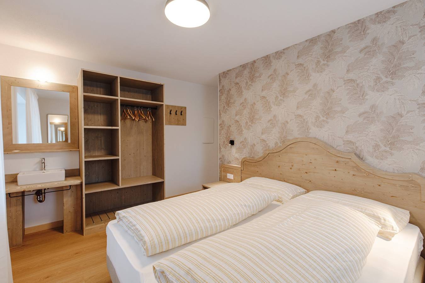 Entire apartment, 'Borésc' Apartment with Mountain Views, Shared Terrace, and Wi-Fi in Livinallongo del Col di Lana, Dolomiti Superski