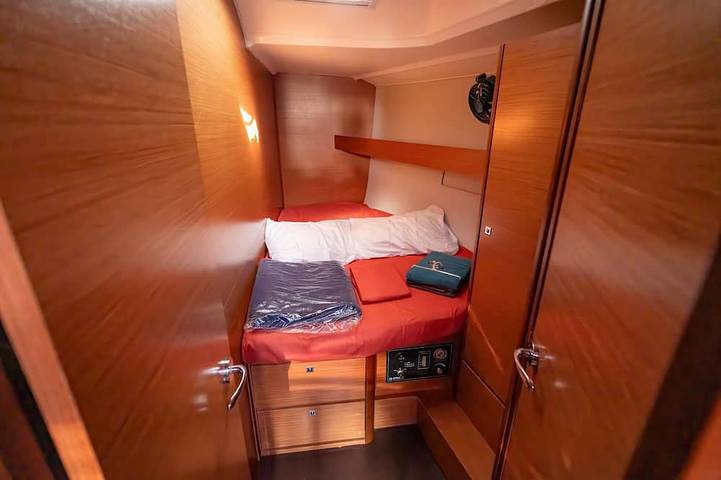 Péniche pour 8 personnes dans Port Pin Rolland - 2
