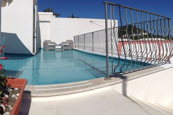 Ganze Wohnung, Cozy Apartment with a Large Terrace Overlooking the Sea in Ponza, Latium