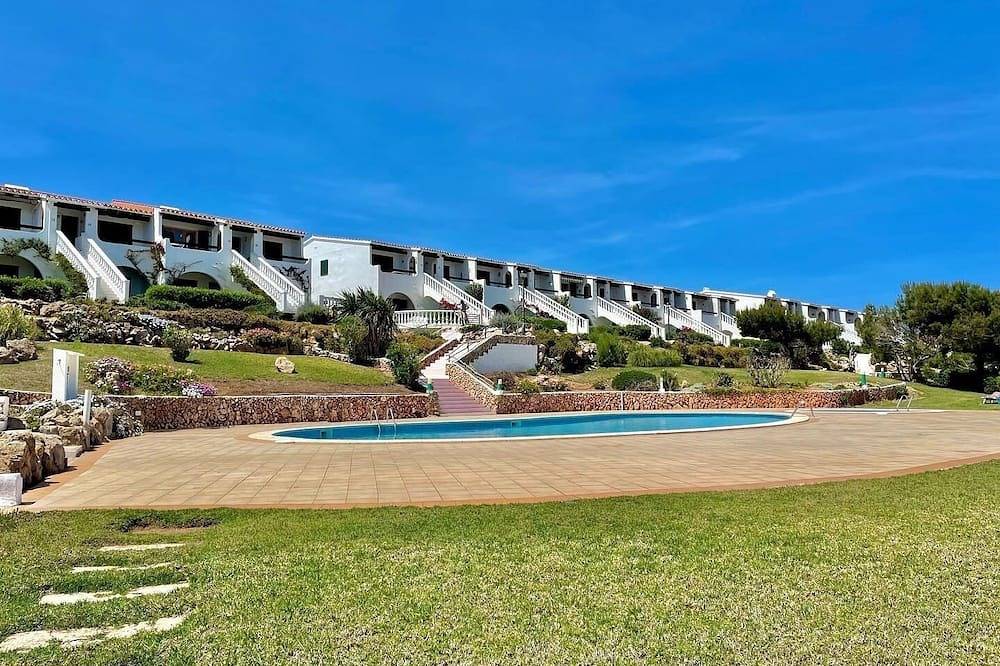 Apartamento entero, Apartamento con piscina, jardines compartidos y vistas al mar in Arenal d'en Castell, Es Mercadal