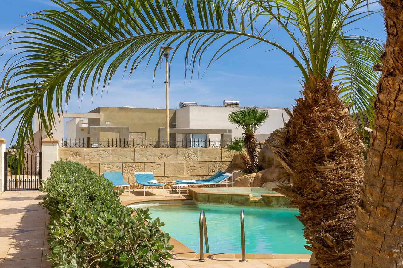 Entire apartment, Villa & Pool 2 Mellieħa Bay Retreat in il-Mellieha, Mellieha