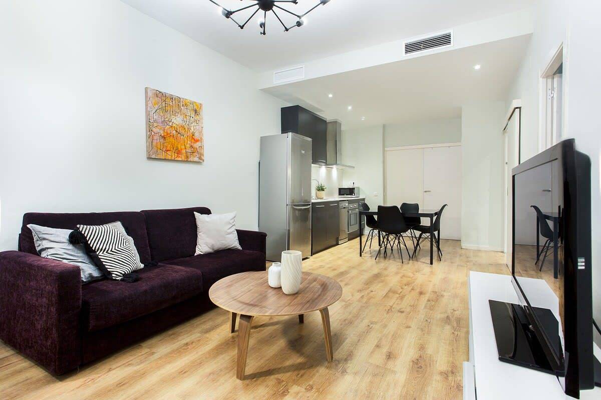 Entire apartment, Centric 3bedroom in Las Ramblas in Barcelona Centre, Barcelona