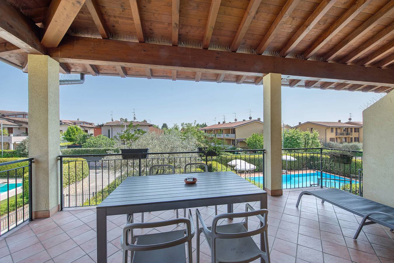 Ganze Wohnung, Ferienwohnung 'I Ciclamini 6' mit Gemeinschaftspool, Wi-Fi und Klimaanlage in Moniga del Garda, Gardasee-Berge