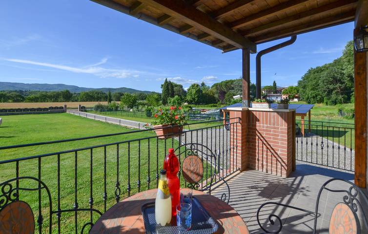 Spazioso appartamento con 2 camere da letto, piscina, giardino e parcheggio vicino al fiume Arno in Arezzo, Chianti