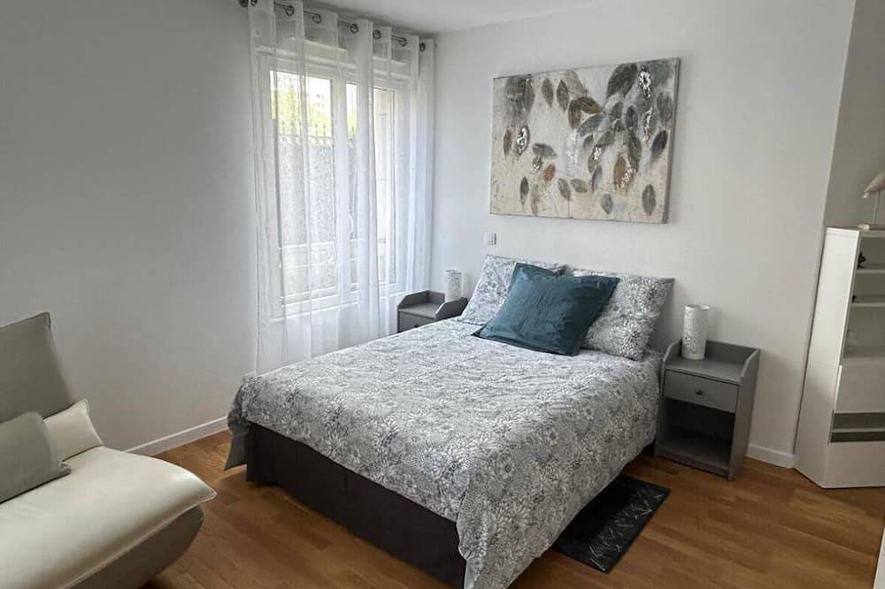 Entire apartment, Studio à Puteaux Proche de Paris La Défense Arena in Puteaux, Hauts-de-Seine