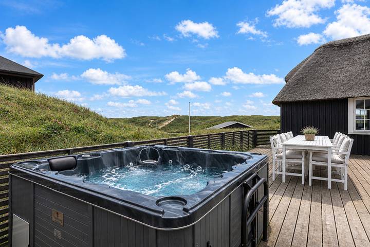 Luxurious vacation home in Søndervig, close to the beach and town, featuring a spa and sauna. Just 100 meters from the sea in Søndervig, Holmsland Klit