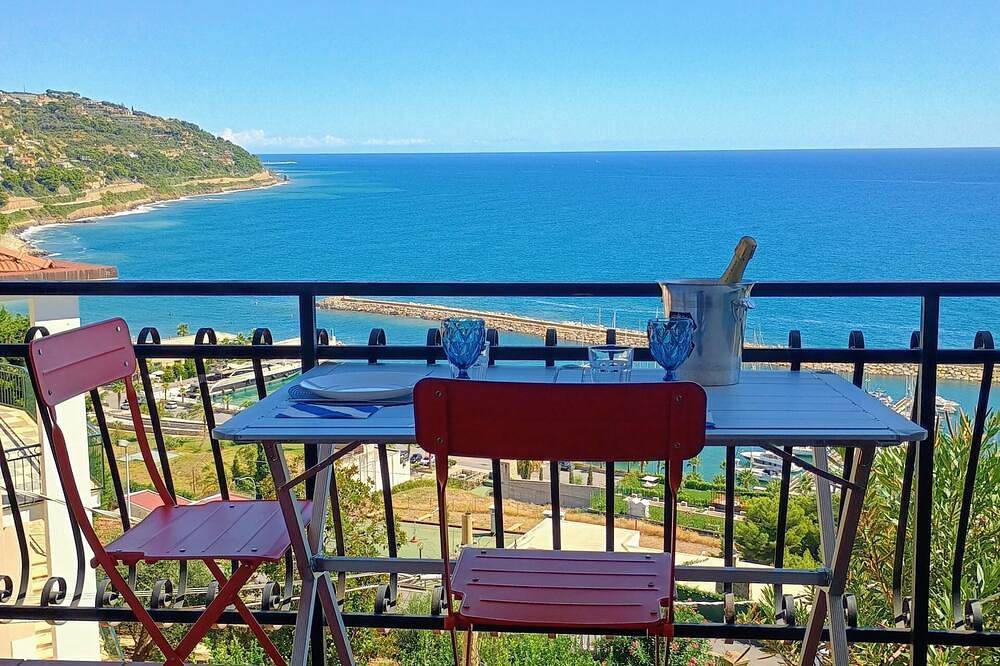 Apartamento entero, Spacious two-room apartment with sea view and air conditioning in San Lorenzo al Mare, Riviera di Ponente