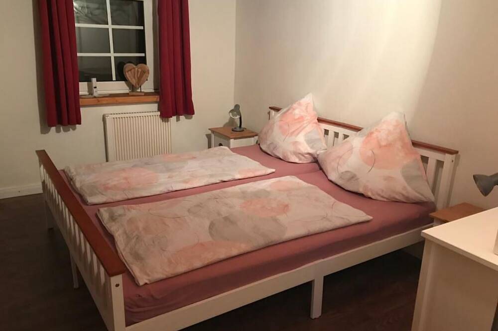 Gemütliches Reetdachhaus in Schleswig-Holstein in Neuendorf-Sachsenbande, Kreis Steinburg