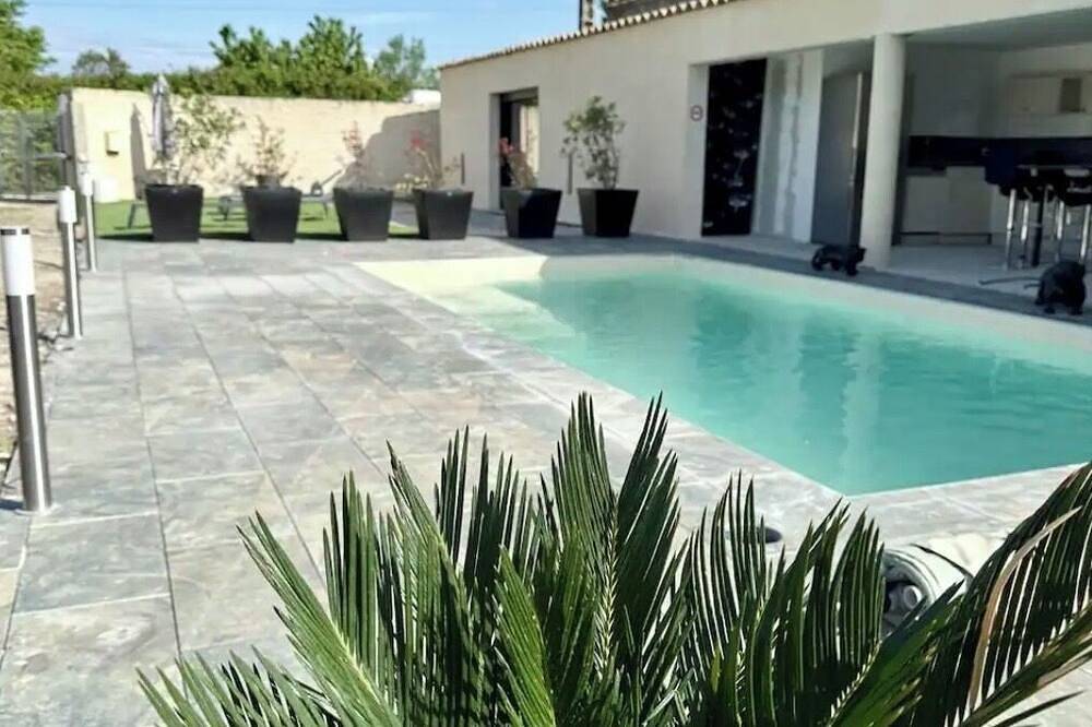 Entire apartment, J & J Home in Entraigues-sur-la-Sorgue, Vaucluse