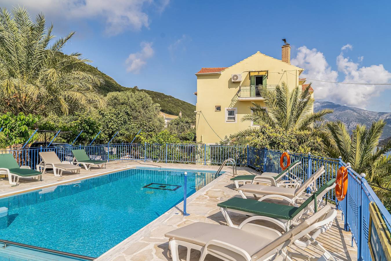 Studio entier, Studio 'Veronis 1' avec vue sur la mer, piscine partagée et Wi-Fi. in Vathy, Ithaque