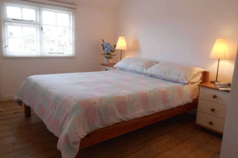 Mersea Island Cottage by the beach and waterside. Some July weekends available in Mersea Island, Colchester