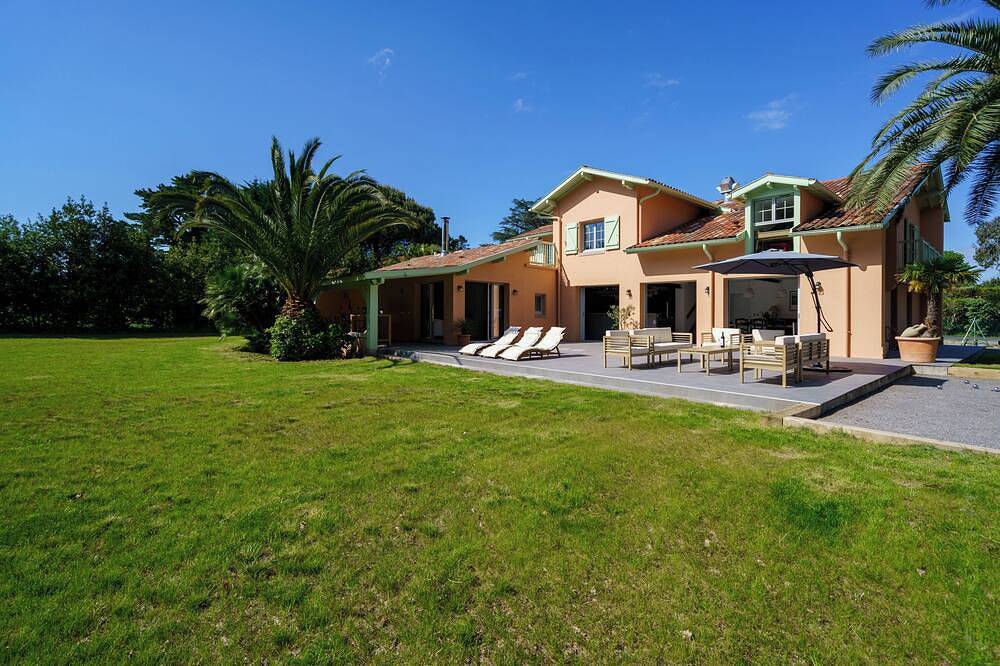 Grande Villa Familiale Rénovée, Immense Jardin & Pelote Basque, 9min de la Plage in Biarritz, Region de Bayona