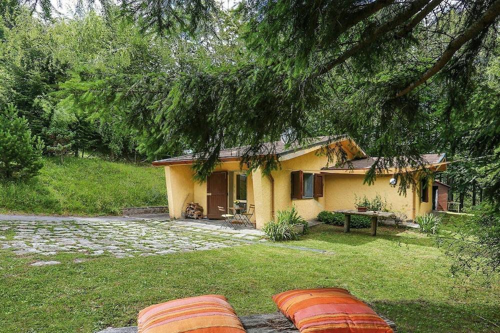 Schönes alleinstehendes Ferienhaus mit  W-Lan, Tv, Innenhof, Haustiere erlaubt und Parkplatz in San Romano in Garfagnana, Garfagnana