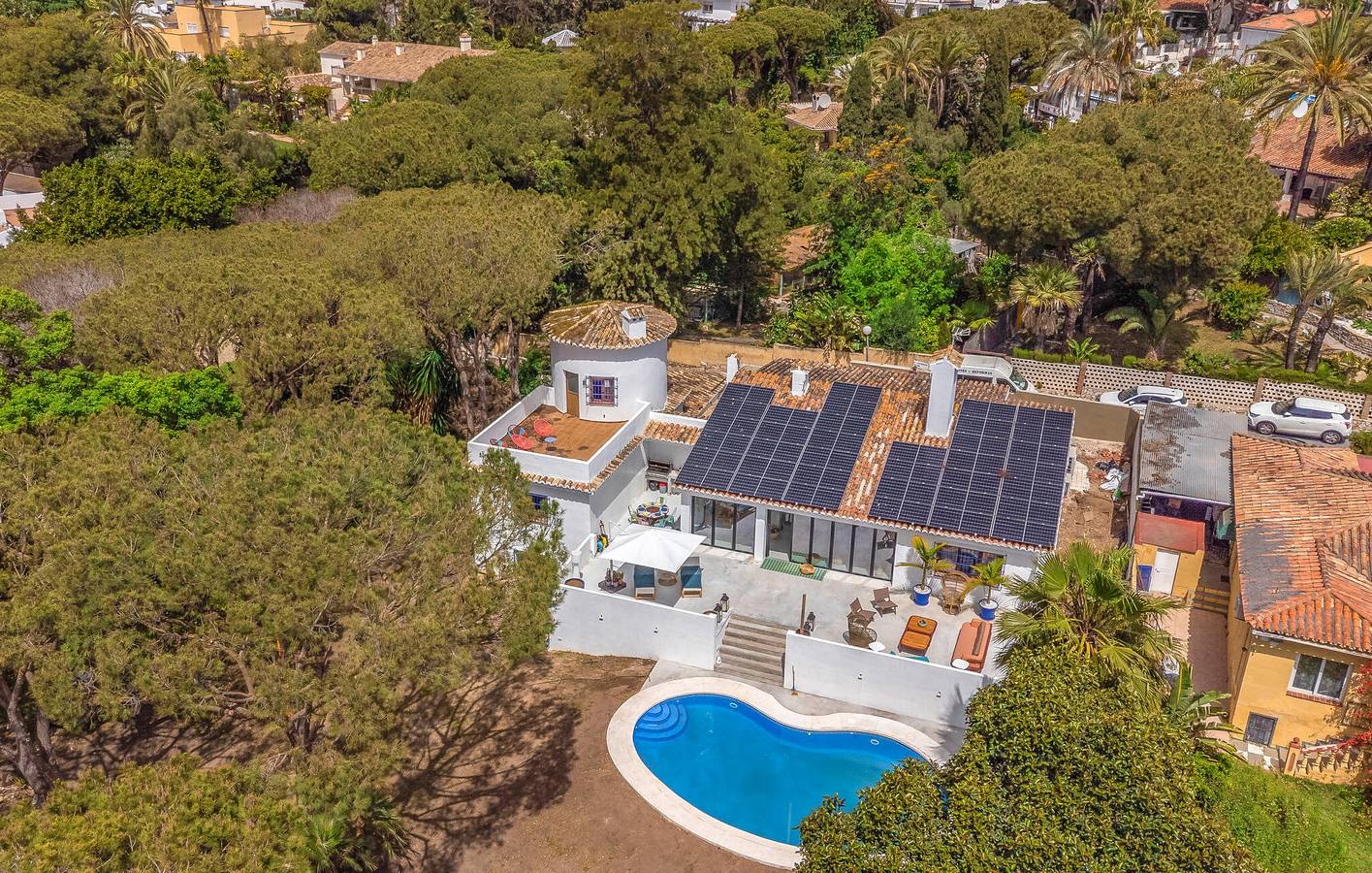 Appartement moderne au bord de la mer avec piscine et WiFi in Urbanizacion Calahonda, Mijas