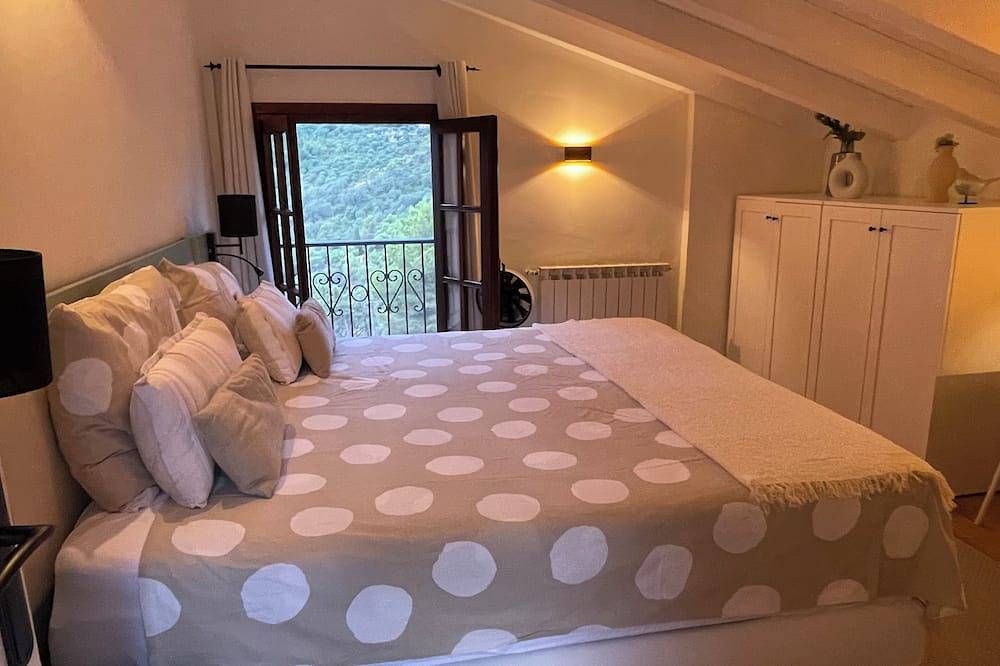 Genießen Sie die Natur in aller Privatsphäre mit Pool. Schöne Aussicht auf Weinberge und Meer. in Camporosso, Ligurische Alpen