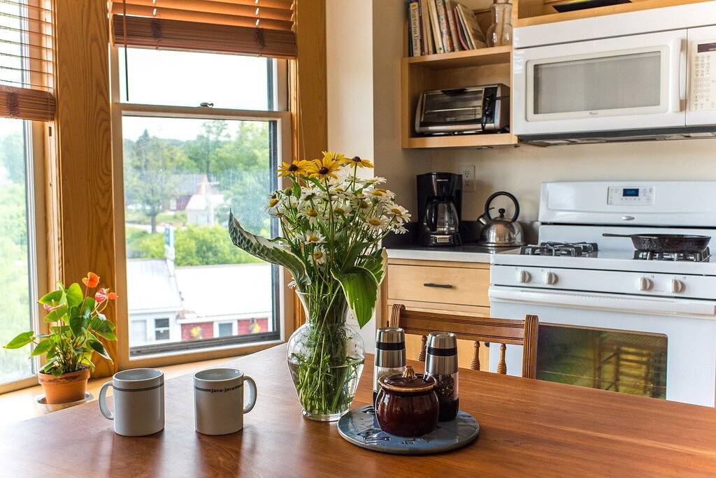 Ganze Wohnung, Zeitgenössische Wohnung in historischem Gebäude 1895 in Hardwick, Caledonia County