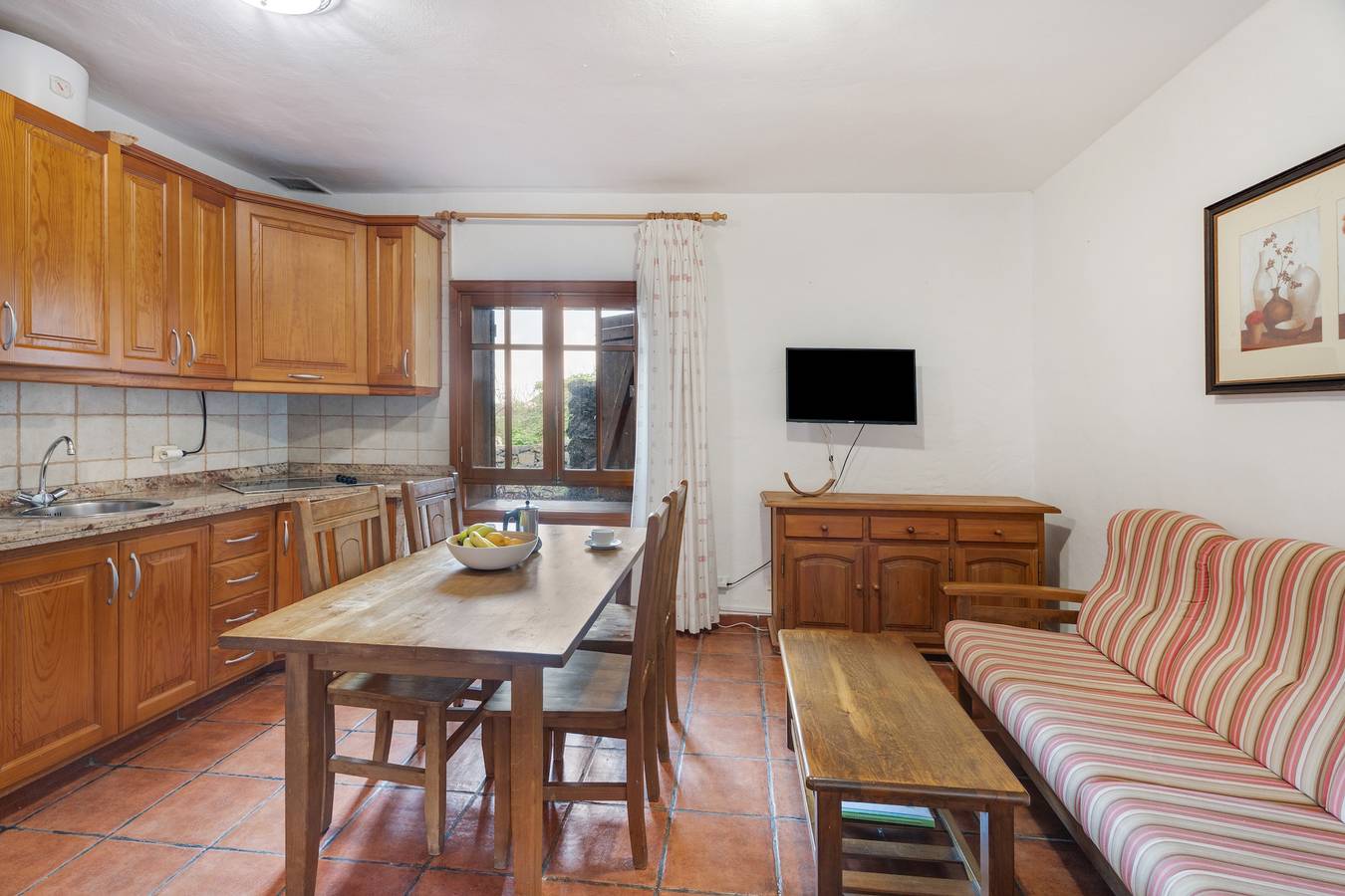 Casa Rural 'El Almendro' con Vistas al Mar, Terraza Compartida y Wi-Fi in El Mocanal, Valverde