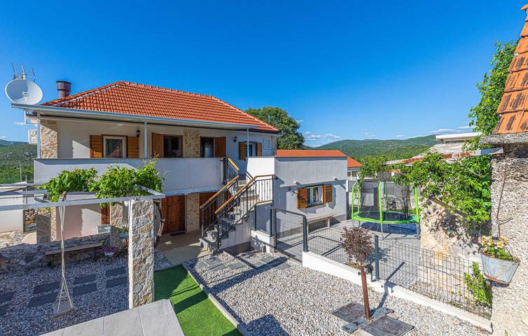 Geräumige 2-Zimmer-Wohnung mit Pool, Terrasse und Parkplatz – kostenloses WLAN! in Dalmatinisches Zagora