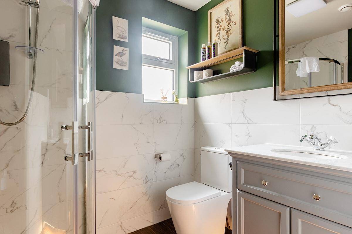 Ganze Ferienwohnung, Peaceful Studio Flat with Patio and Dogs allowed in Chessington World of Adventures, Surrey