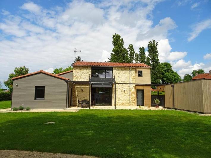 Location de vacances pour 6 personnes, avec Balcon ainsi que Terrasse et Jardin à Bourneau