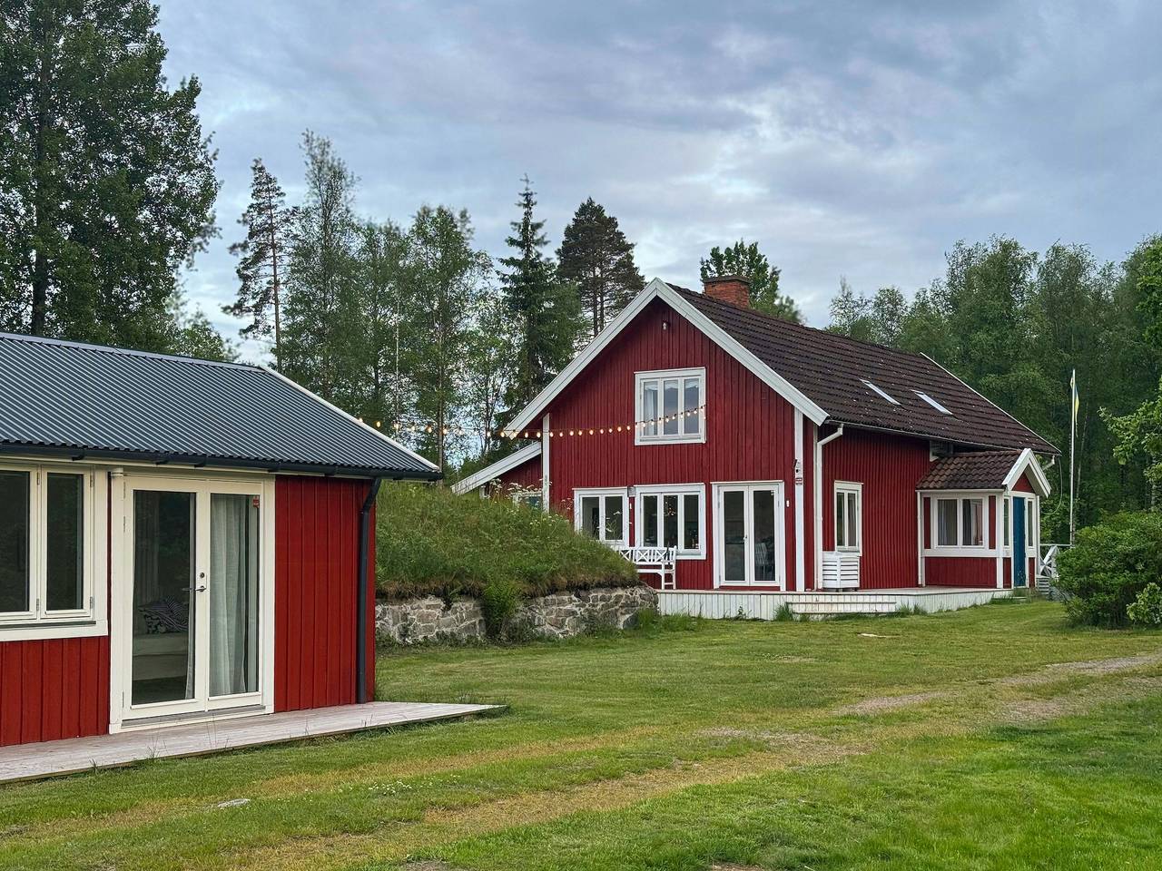 Bauernhof aus dem Jahr 1848 mit Nebengebäude in schwedischem Wald in Emmaboda und Umgebung