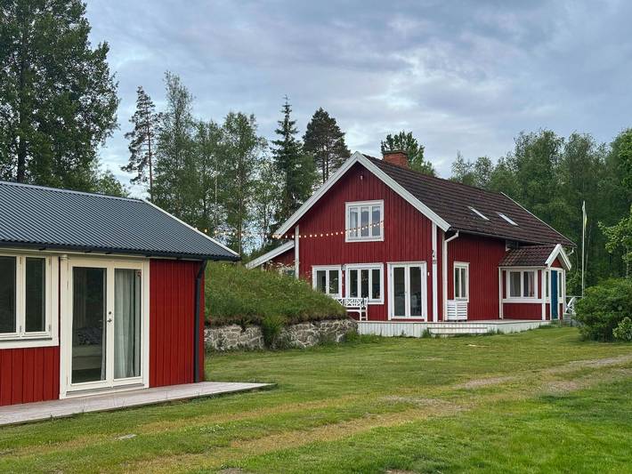 Gård från 1848 med annex i svensk skog in Emmaboda