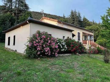 Gîte pour 3 personnes, avec vue et piscine ainsi que terrasse et jardin à Bessèges