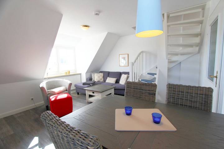 Ganze Wohnung, Moderne und helle Ober- und Dachgeschoss-Wohnung in Top-Lage in Wenningstedt in Nordfriesische Inseln (Schleswig-Holstein) (Schleswig-Holstein), Wenningstedt