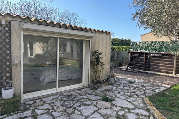 Gîte pour 2 personnes, avec jardin et terrasse ainsi que vue et piscine à Lunel-Viel