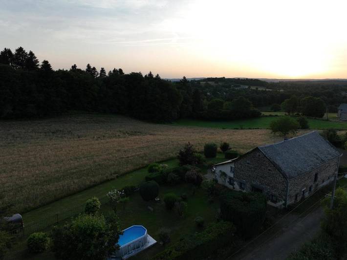 Location de vacances pour 8 personnes, avec piscine ainsi que vue et jardin à Bourg-Lastic - 3