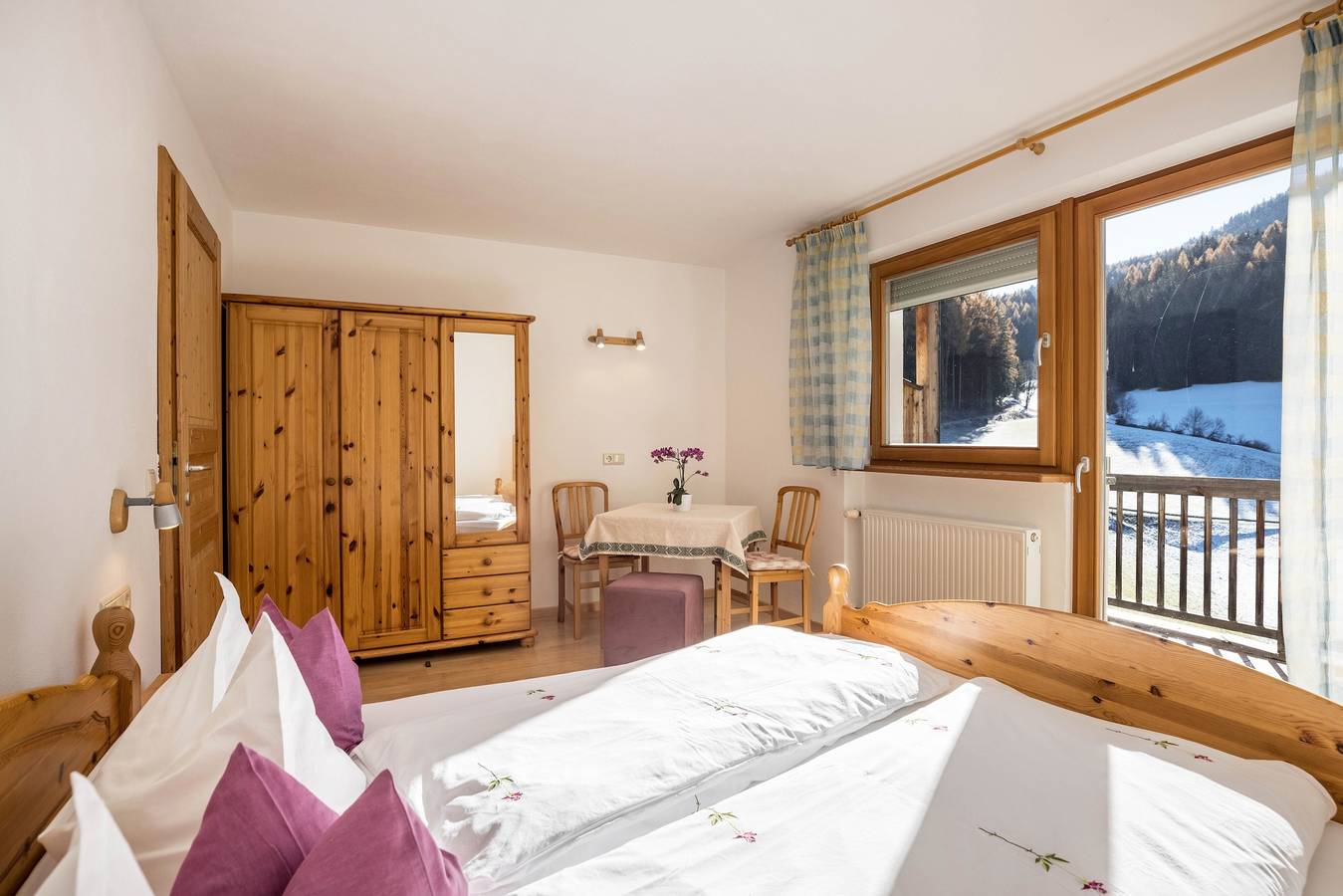 Ganze Wohnung, Bnb Lettnerhof – Balcony Familysuite. Mitten im Grünen, Südbalkon, Bergblick, Wlan. in Welsberg-Taisten, Östliche Dolomiten