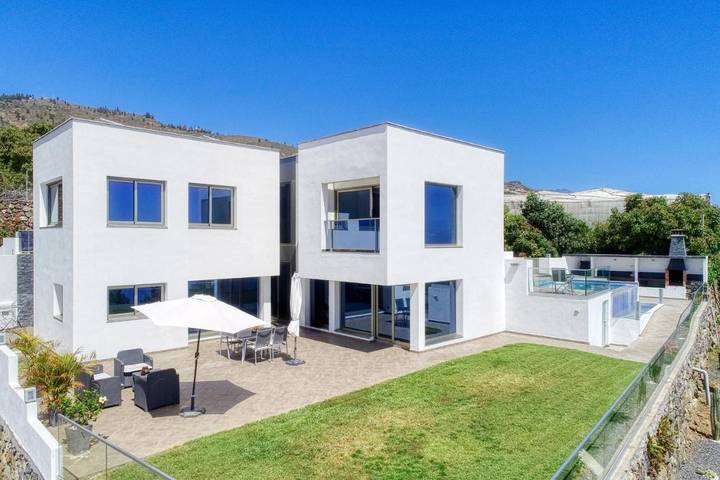 Villa für 5 Personen, mit Balkon und Whirlpool sowie Terrasse und Garten in Tijarafe