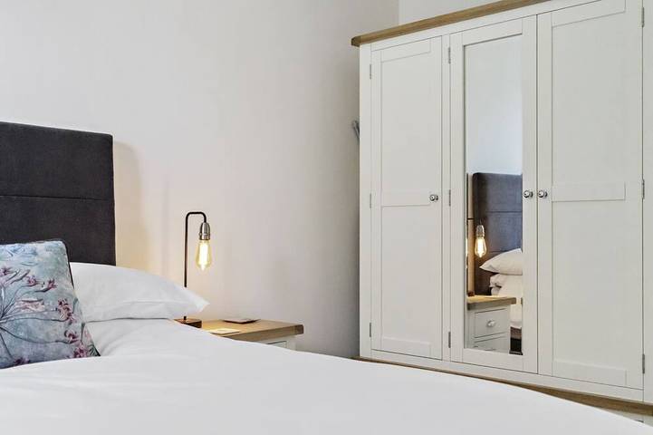Bolton Plaice, a beautifully renovated two-bedroom holiday apartment in Brixham in Brixham, Torbay