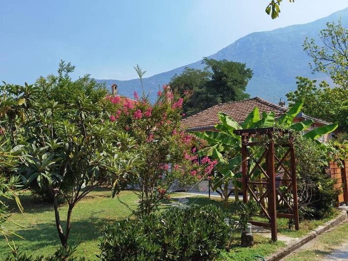 Gîte pour 7 personnes, avec vue et jardin dans Risan - 2