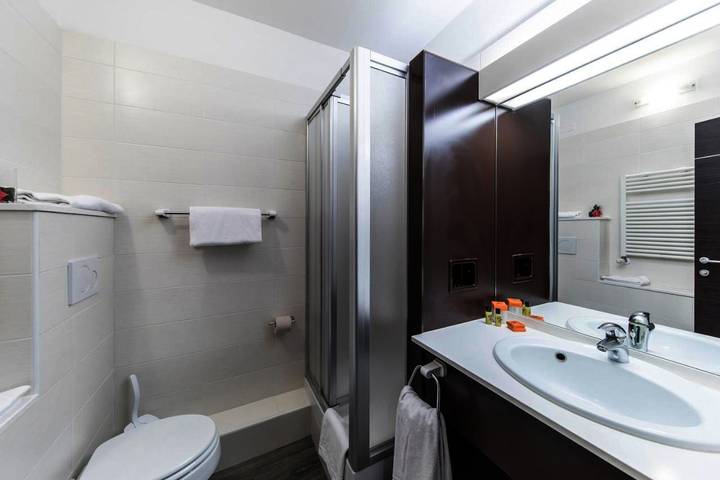 Hôtel pour 3 personnes, avec jacuzzi ainsi que piscine et balcon à Imola - 2