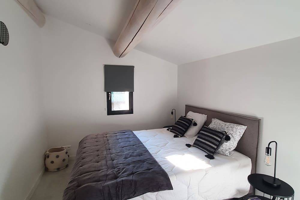 Pretty modern stone house with swimming pool near Gordes in Gordes, Regionaler Naturpark Luberon