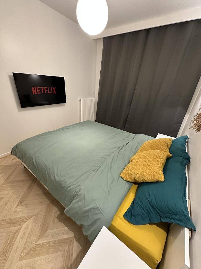 Appartement entier, Paris-Montrouge Magnifique Appartement 4 pièce de 88m2 - très cosy pour 1 à 8 personnes refait à neuf - Entire Apartment Luxirious And Warm - Montrouge Paris 14ème - Proche Aéroport Orly & Parc Expositions Porte de Versailles Free Wifi Gratuit in Montrouge, Hauts-de-Seine