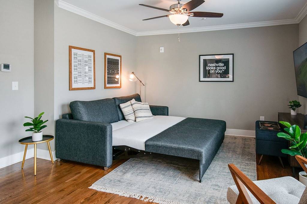 Ganze Wohnung, New Nashville Condo with 2 King beds, walk to bars in Nashville, Tennessee