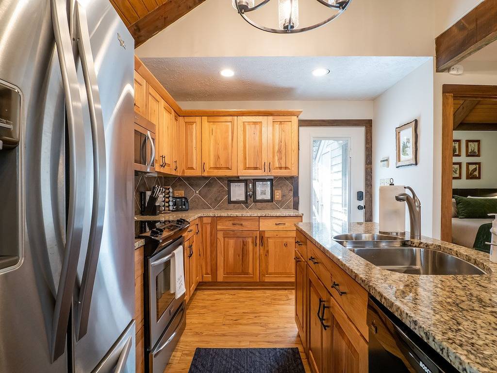 Modern Luxe Treetop Retreat-Hot Tub, Gas Fire Pit, Steps to Ski! Guest Favorite! in Wintergreen, Nelson County