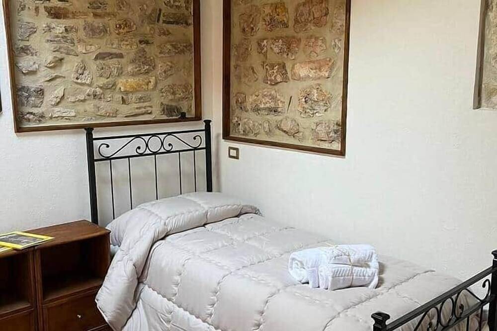 A White Primrose in the hamlet in Montecchio, Provinsen Terni