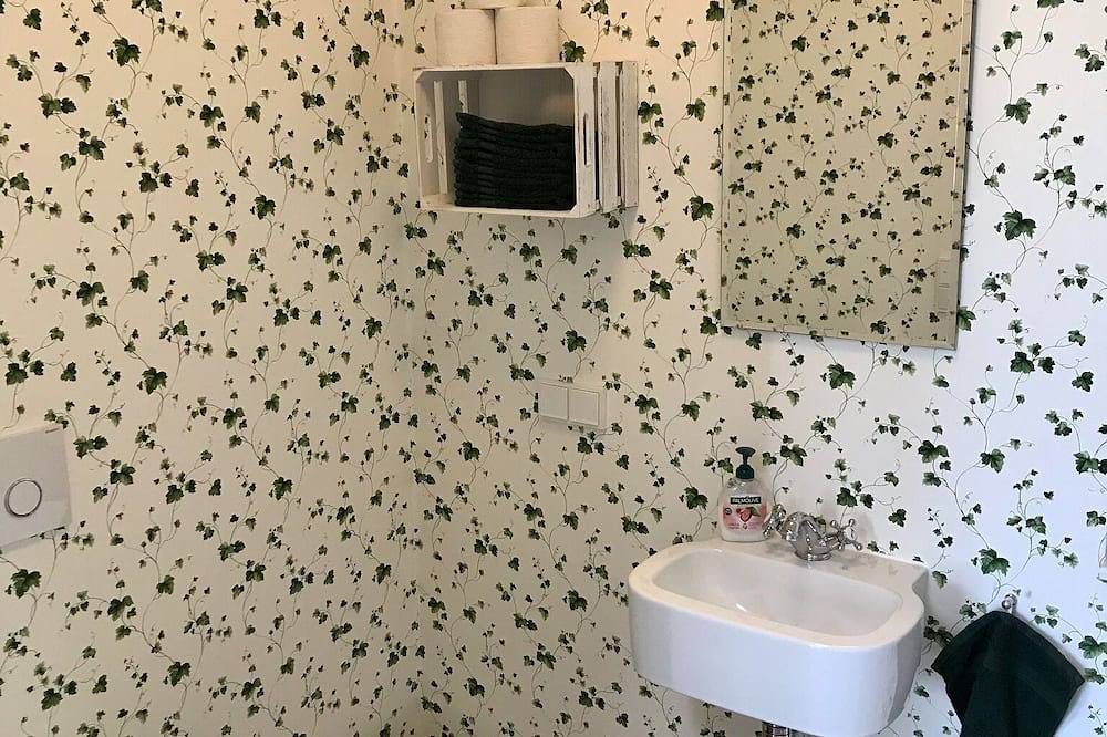 Ganze Wohnung, Ferienhaus direkt am Park mit See (120 qm) für bis zu 4 Personen in Frankenalb