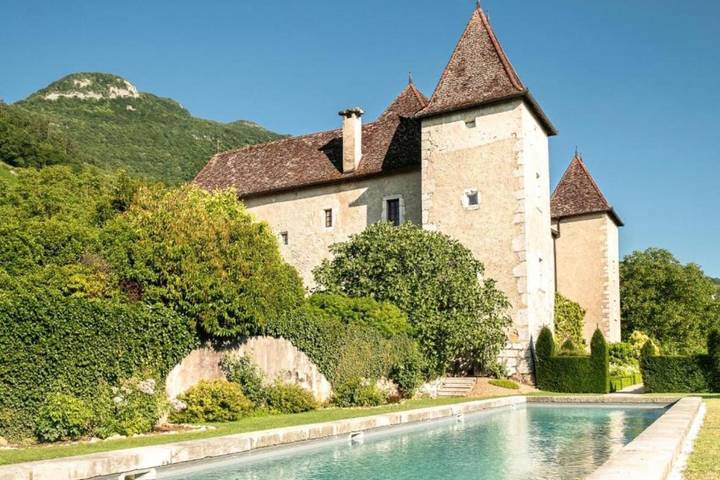 Location de vacances pour 3 personnes, avec Jardin ainsi que Piscine et Sauna à Jongieux
