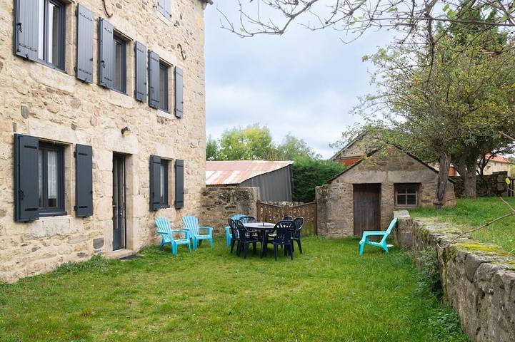 Location de vacances pour 7 personnes, avec jardin dans Chaulhac